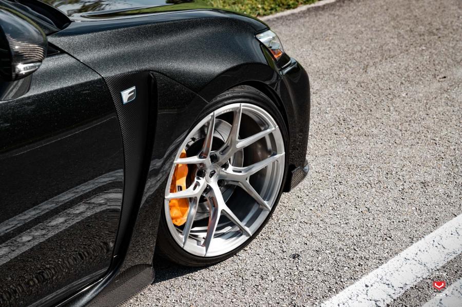 Детали экстерьера Lexus GS F on Vossen Wheels (S21-01) 2019 года  (фото 28 из 29)
